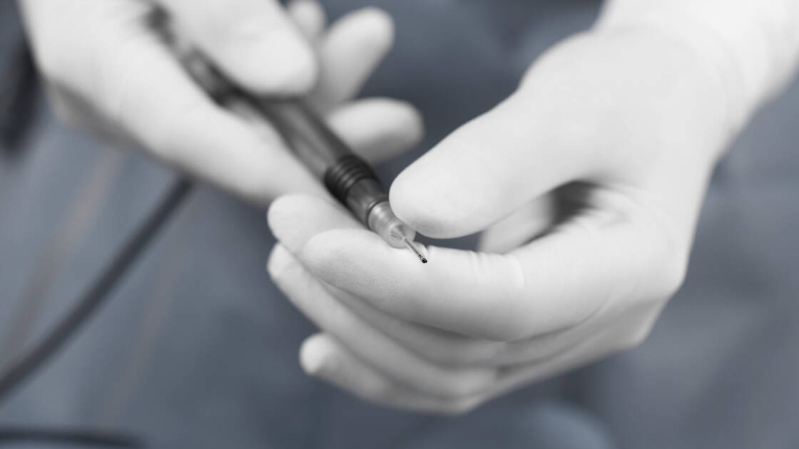Um oftalmologista trabalha com o sistema EasyPhaco durante cirurgias de vitrectomia com o sistema Faros.
