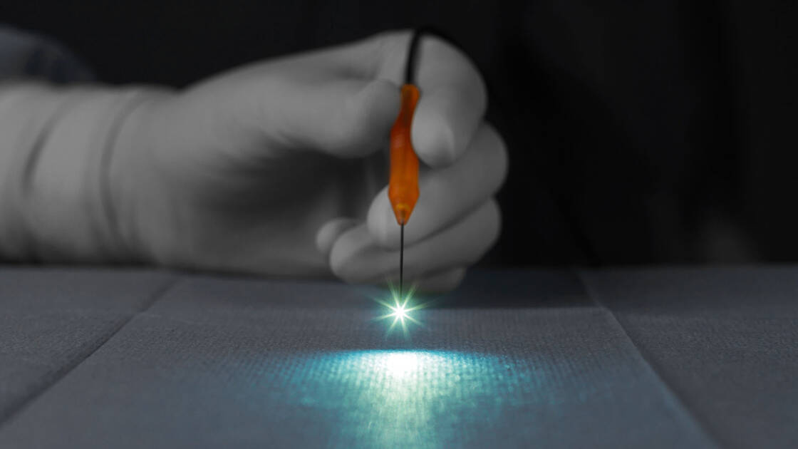 Oftalmologista aplica a tecnologia Power LED durante cirurgia oftalmológica com Faros